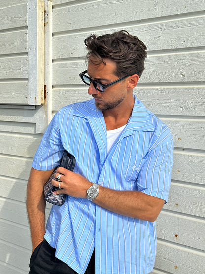 SIGNATURE SHORT SLEEVE SHIRT IN BLUE